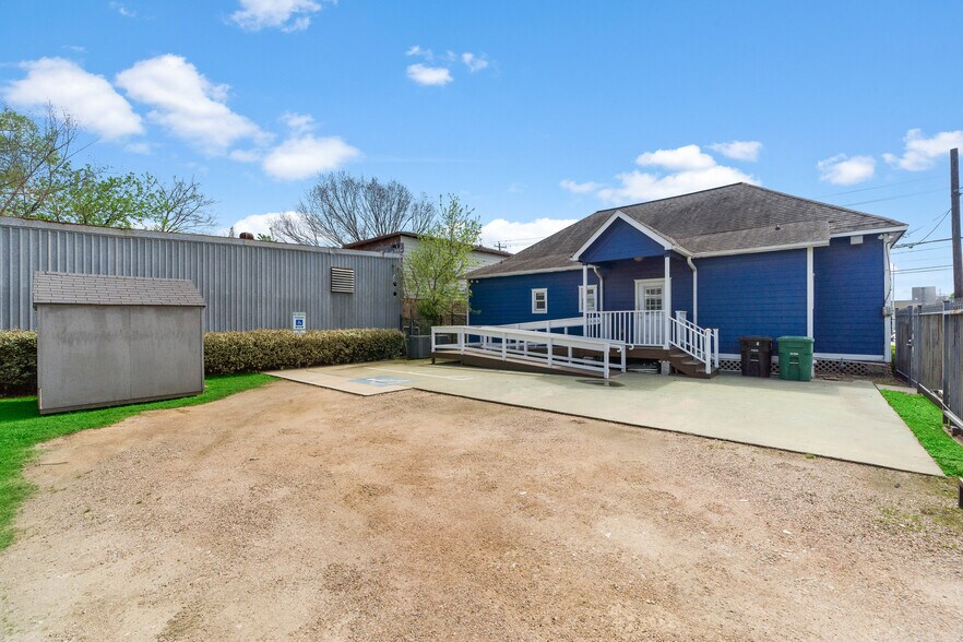 More Photos Of 707 Quitman St, Houston Office For Sale