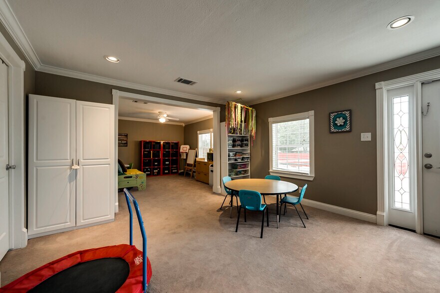 More Photos Of 911 N Goliad St, Rockwall Office For Sale