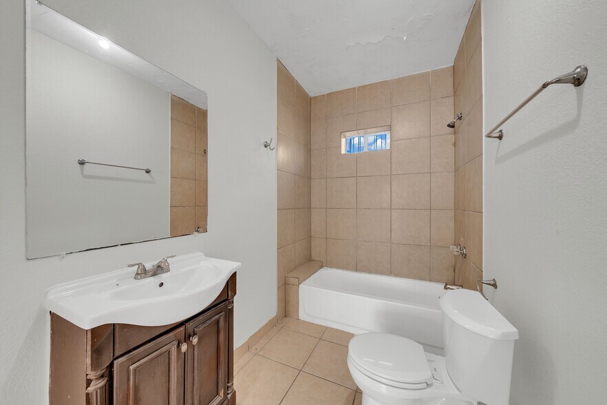 More Photos Of 1409 W Woodlawn Ave, San Antonio Apartments For Sale