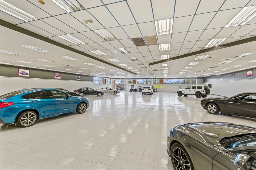 More Photos Of 520 E Trade St, Dallas Auto Dealership For Sale