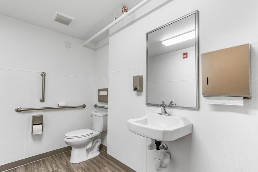 More Photos Of 611 W Columbia St, Pasco Office For Sale