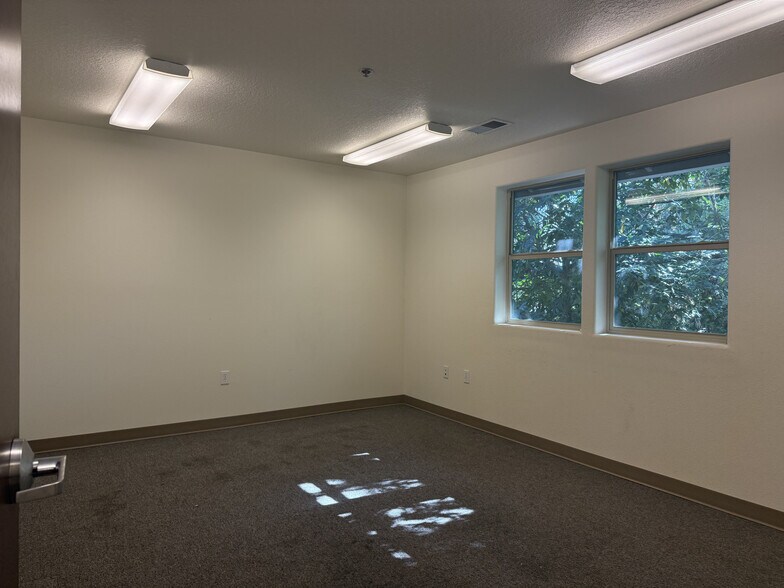 More Photos Of 2819-2827 SE 75th Ave, Hillsboro Light Distribution For Lease