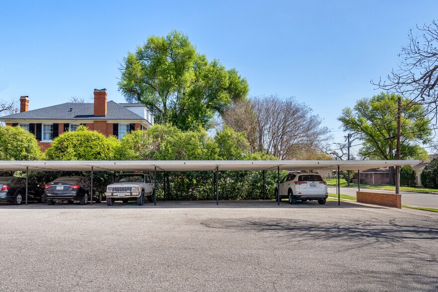 More Photos Of 401 E Main St, Brenham Apartments For Sale