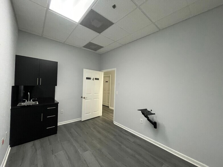 More Photos Of 7721 N Military Trl, West Palm Beach Medical For Lease