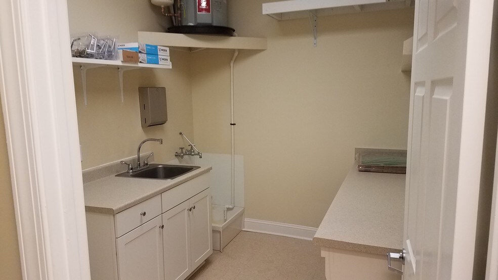 More Photos Of 172 Linden Dr, Winchester Office For Sale