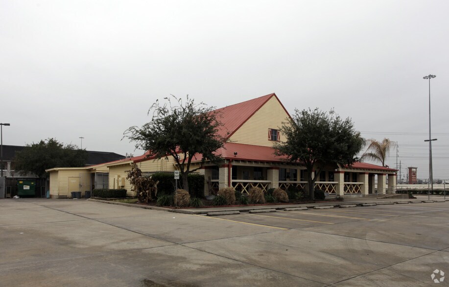 More Photos Of 12821 Southwest Fwy, Stafford Restaurant For Sale