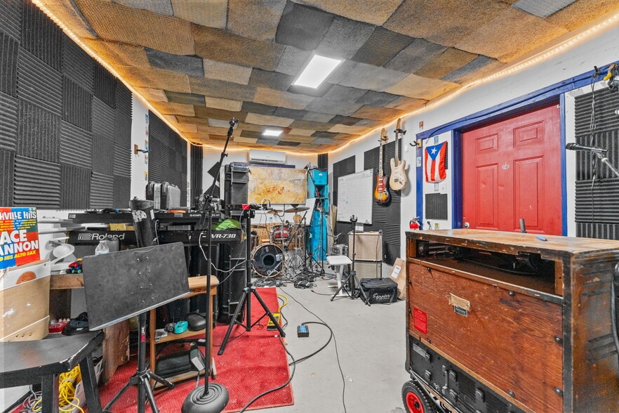 More Photos Of 701 49th St S, Gulfport Freestanding For Sale