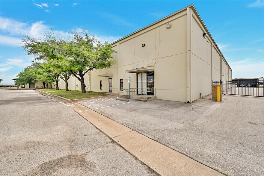 More Photos Of 701 W Loop 340, Waco Self Storage For Lease