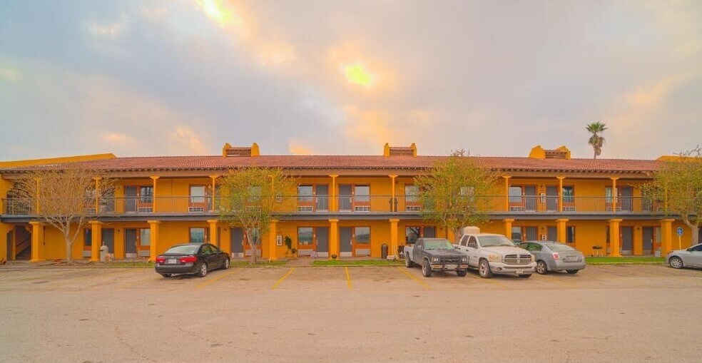 More Photos Of 3334 S US Highway 77 Byp, Kingsville Hotel For Sale