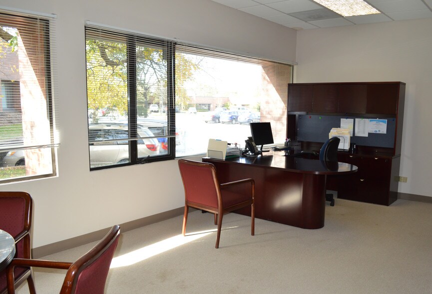 More Photos Of 915 N Plum Grove Rd, Schaumburg Office For Sale