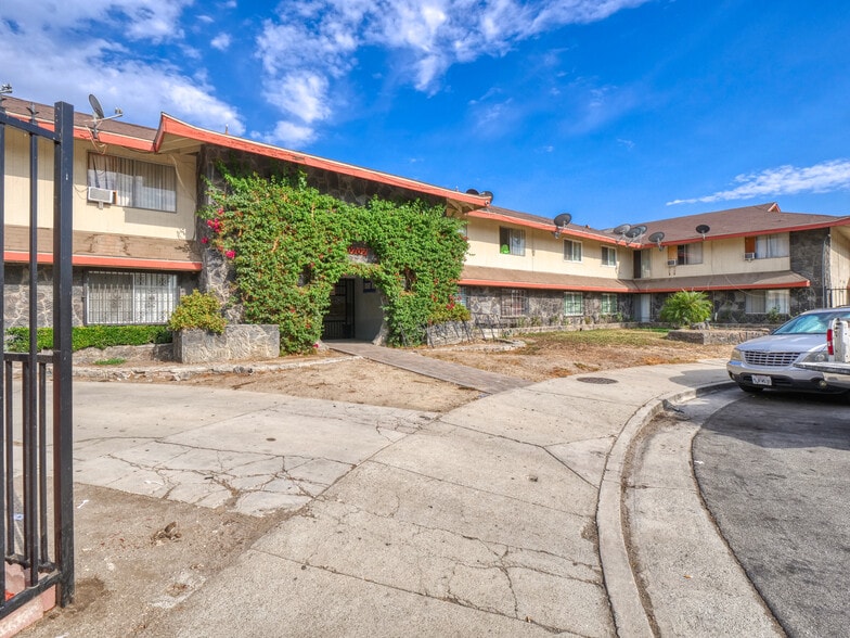 More Photos Of 10707 New Haven St, Sun Valley Apartments For Sale