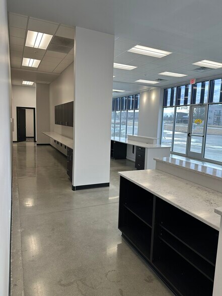 More Photos Of 1005 8th St SW, Altoona Storefront For Lease