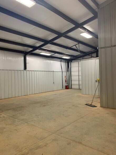 More Photos Of 175 Marvin A Smith Rd, Kilgore Warehouse For Lease
