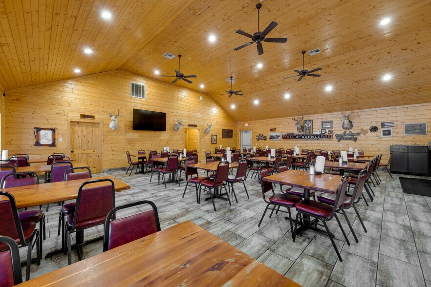 More Photos Of 17589 TX-19 Hwy, Montalba General Retail For Sale