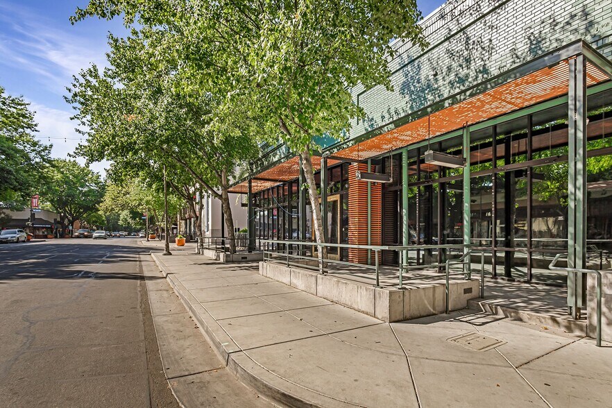 More Photos Of 229 Broadway St, Chico Bar For Lease