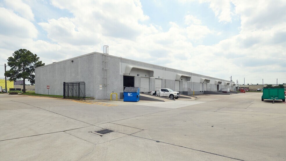 More Photos Of 4444-4464 W 12th St, Houston Unknown For Lease