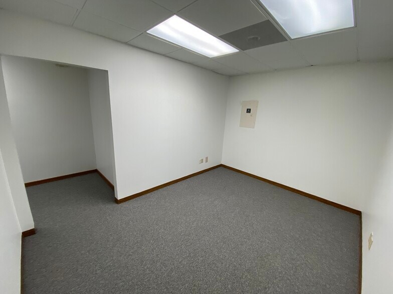 More Photos Of 33595 Bainbridge Rd, Solon Office For Lease