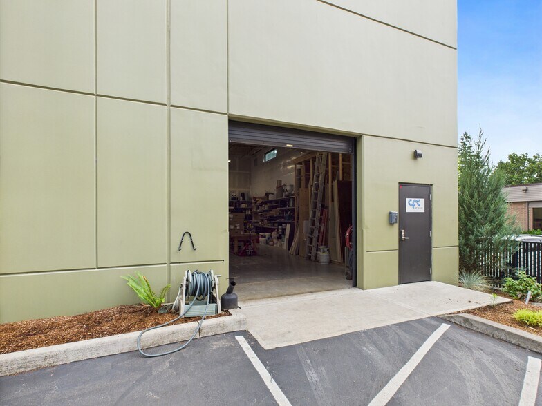 More Photos Of 5755 Willow Ln, Lake Oswego Showroom For Lease