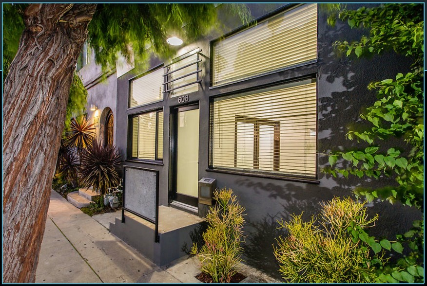 Primary Photo Of 608 Hampton Dr, Venice Office Residential For Lease