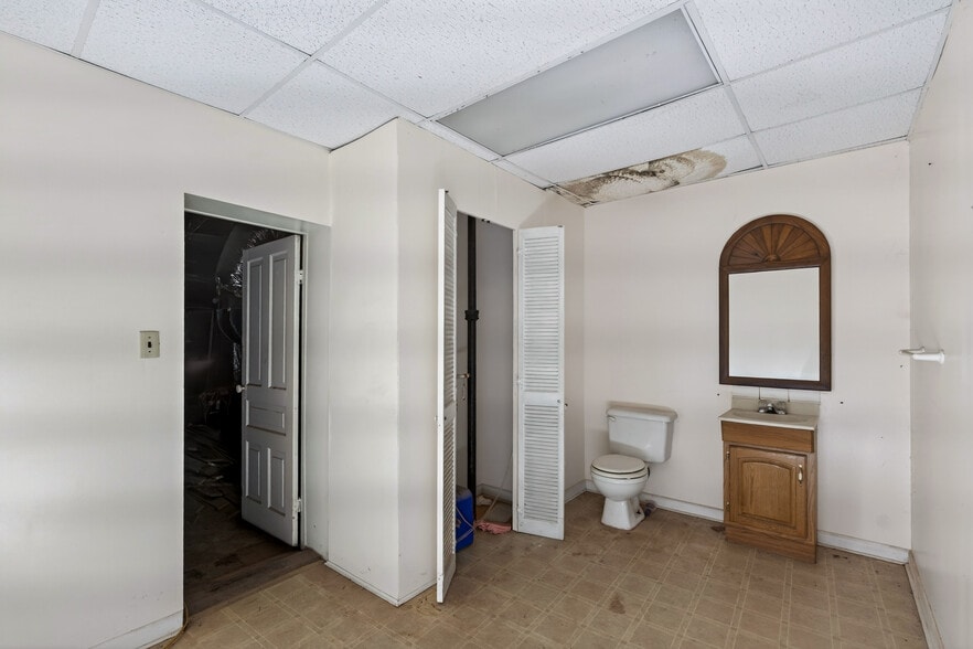 More Photos Of 130-134 King St, Keysville Flex For Sale