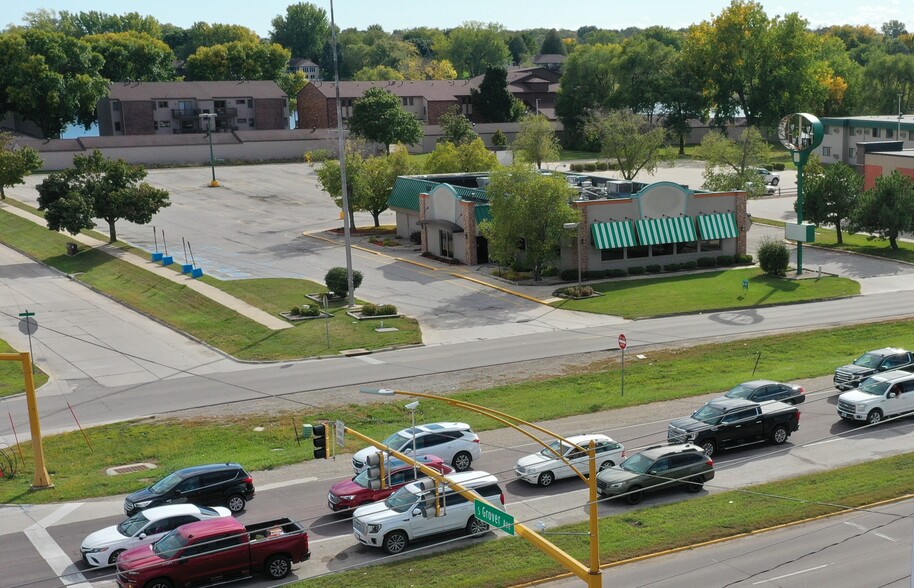 Primary Photo Of 2201 4th St SW, Mason City Restaurant For Lease