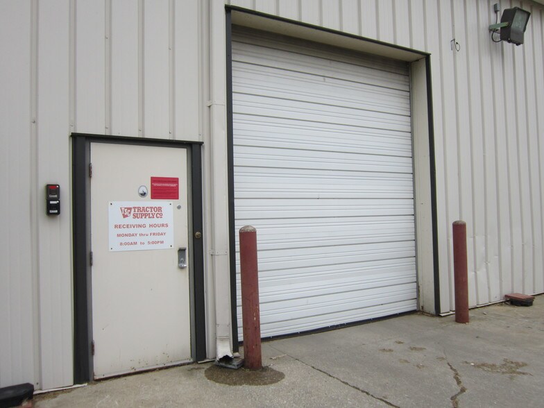 More Photos Of 18160 Market Ct, Westfield Freestanding For Lease