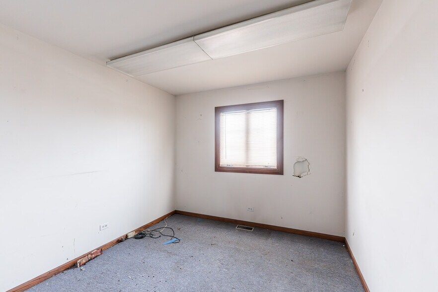 More Photos Of 205 Pinecroft Dr, Roselle Office For Sale
