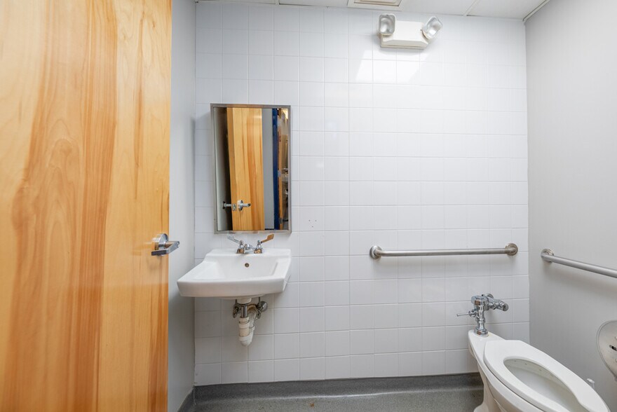 More Photos Of 411 Commerce Ln, West Berlin Medical For Sale