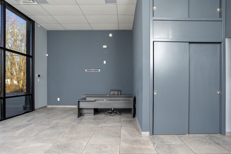 More Photos Of 453 N Jackson St, Frankfort Auto Dealership For Sale