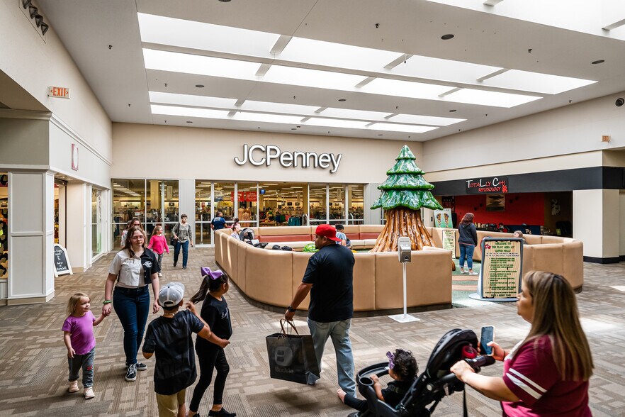 More Photos Of 4600 S Medford Dr, Lufkin Department Store For Sale