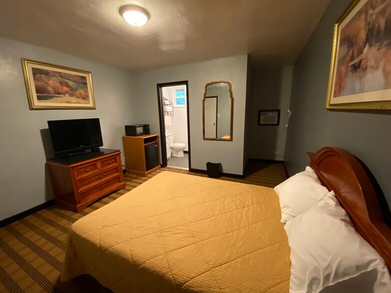 More Photos Of 1901 Clark Ave, Wellsville Hotel For Sale