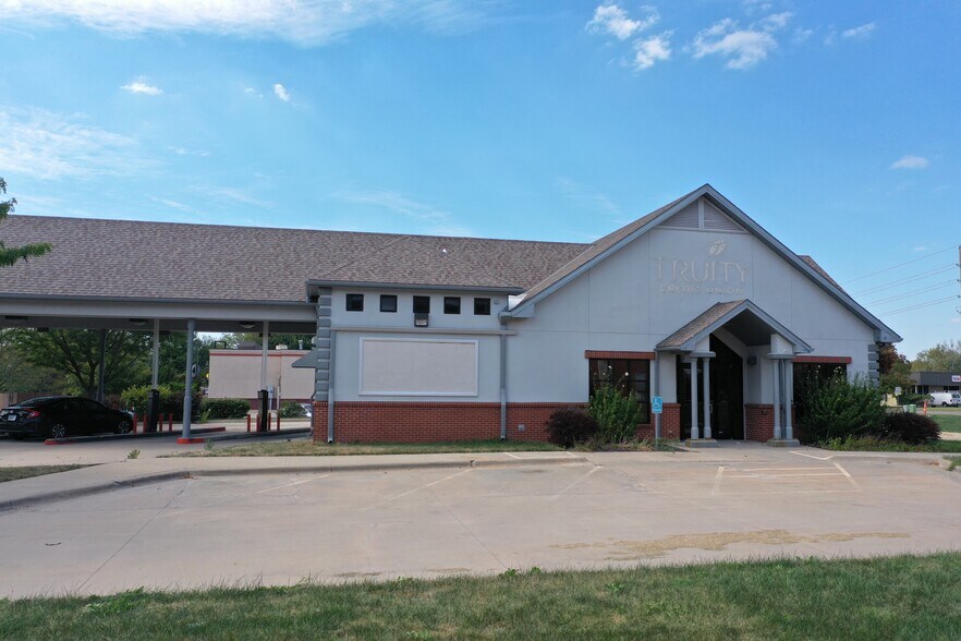 More Photos Of 2221 W 31st St, Lawrence Bank For Lease