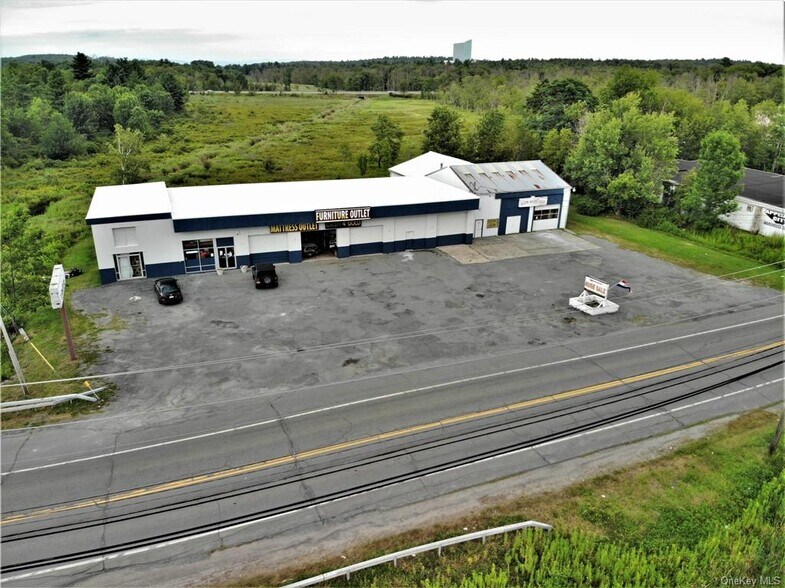 More Photos Of 186 E Broadway, Monticello Service For Sale