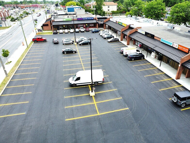 More Photos Of 5555 Boul Des Laurentides, Laval General Retail For Lease