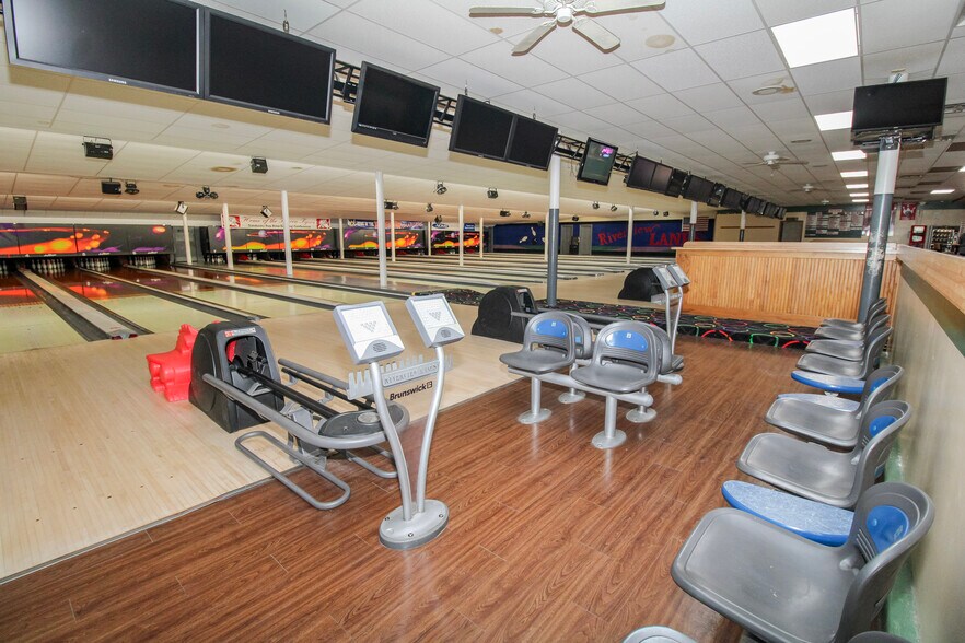 More Photos Of 125 Main St, Huron Bowling Alley For Sale