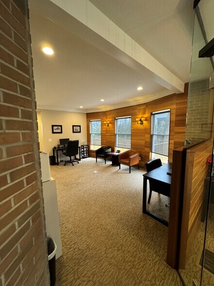 More Photos Of 640 W University Dr, Rochester Office Residential For Lease