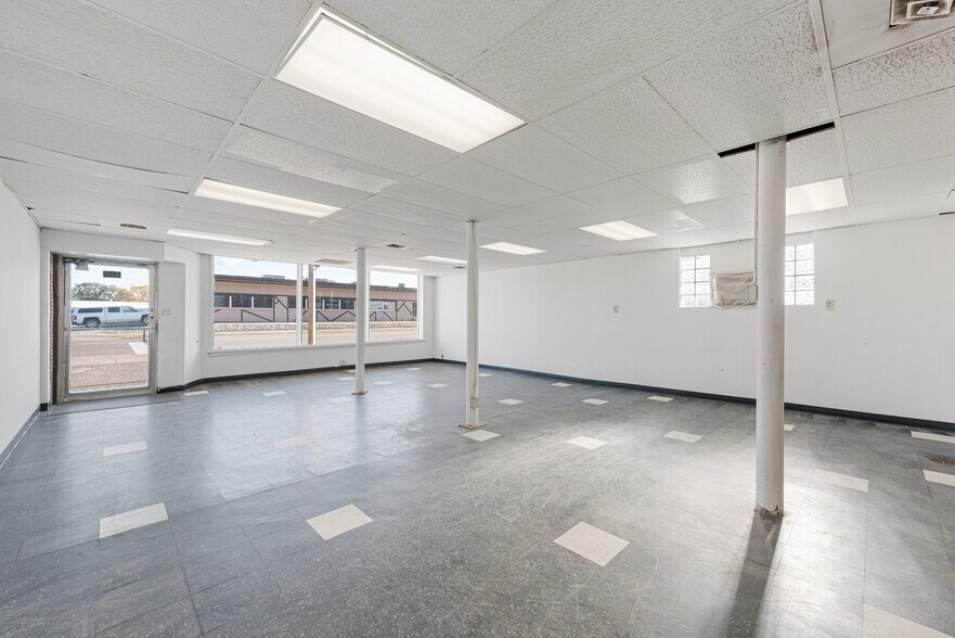 More Photos Of 5213 W Broadway Ave, Minneapolis Auto Dealership For Lease