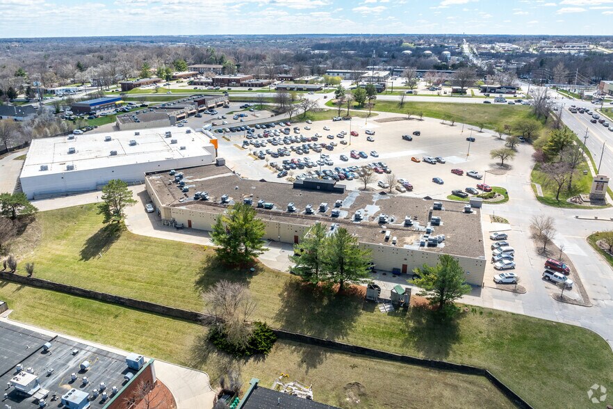 More Photos Of 8513-8569 Hickman Rd, Urbandale General Retail For Lease