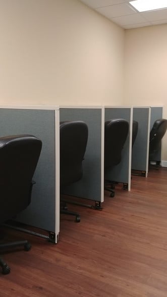 More Photos Of 7901 Kingspointe Pky, Orlando Showroom For Sale