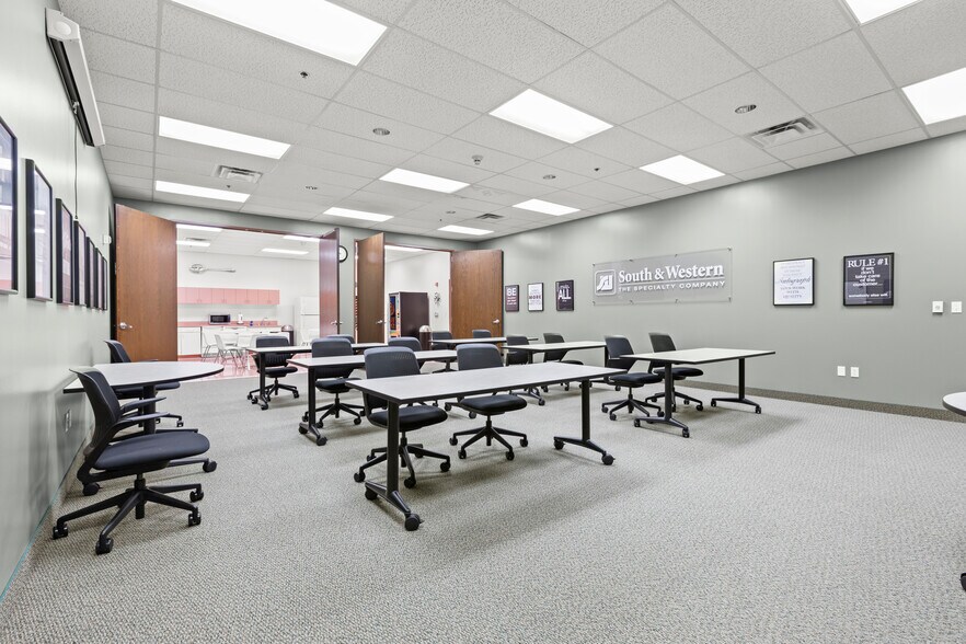 More Photos Of 15835 Quorum Dr, Addison Loft Creative Space For Lease