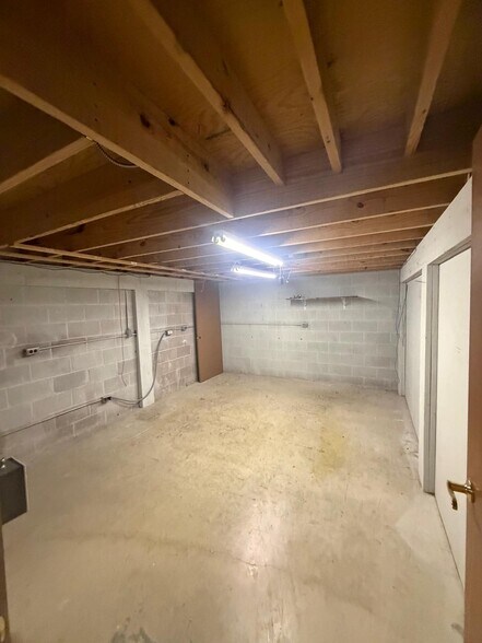 More Photos Of 11911-11913 Warfield St, San Antonio Warehouse For Sale