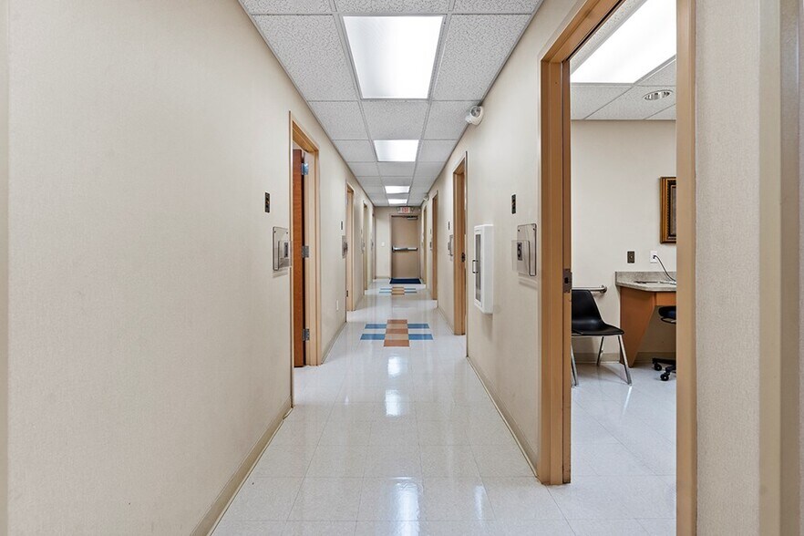 More Photos Of 202 Overland Dr, Greenwood Medical For Lease