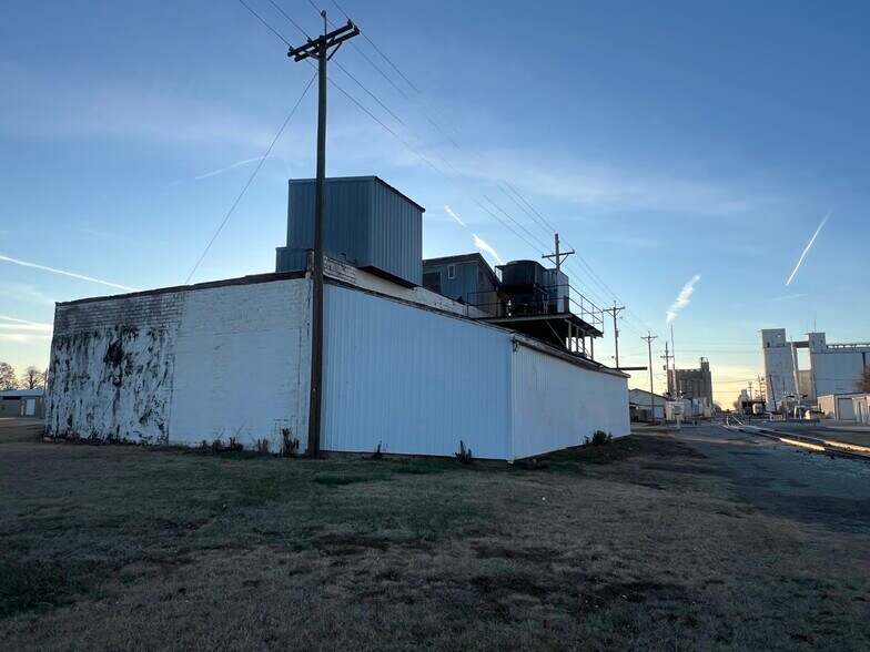 More Photos Of 310 N Oak St, Mcpherson Warehouse For Sale