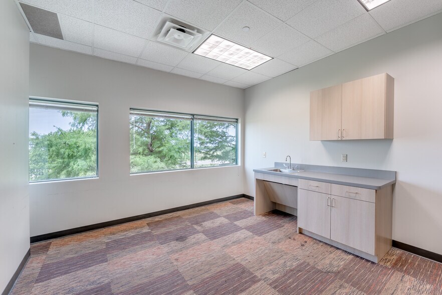 More Photos Of 1750 Valley View Ln, Dallas Office For Sale