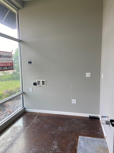 More Photos Of 2626 S Oneida St, Green Bay Storefront For Lease