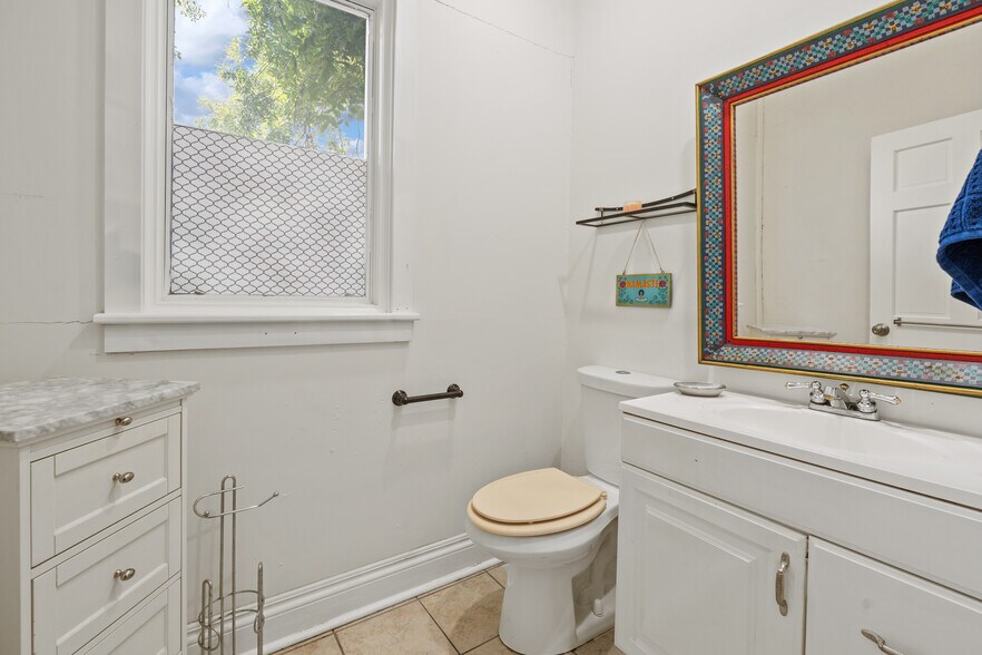 More Photos Of 1012 N Flores St, San Antonio Storefront Retail Residential For Sale