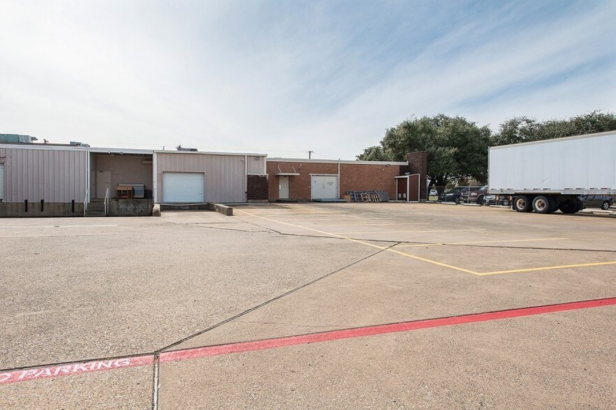 More Photos Of 300 S Kirby St, Garland Warehouse For Lease