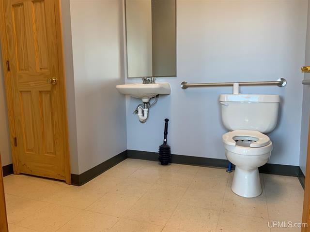 More Photos Of 901 Razorback Dr, Houghton Storefront For Sale