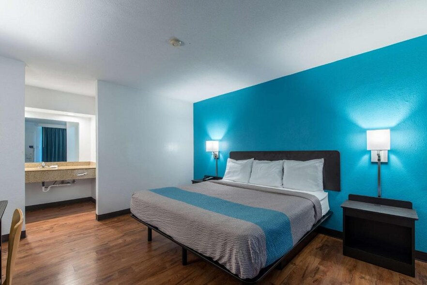 More Photos Of 2031 Military St S, Hamilton Hotel For Sale