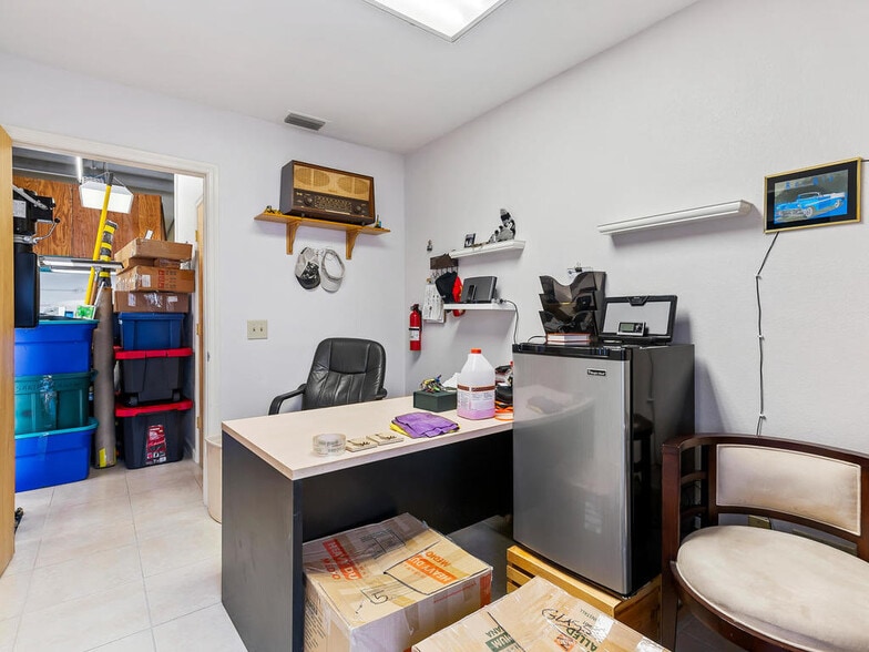 More Photos Of 1360-1396 SE Huffman Rd, Port Saint Lucie Warehouse For Lease